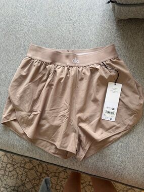 ALO Yoga Women’s Match Point Shorts Taupe Medium NWT